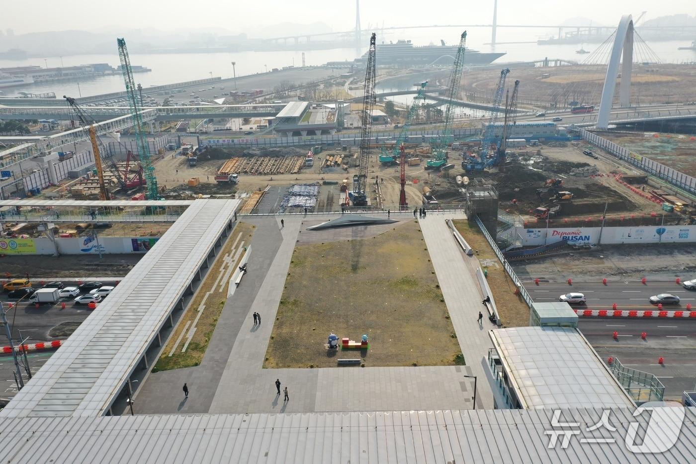 본문 이미지 - 부산역 상부층에서 바라본 북항 재개발지구 C-1블록 환승센터 공사 현장 모습 (BPA 제공. 재판매 및 DB금지)