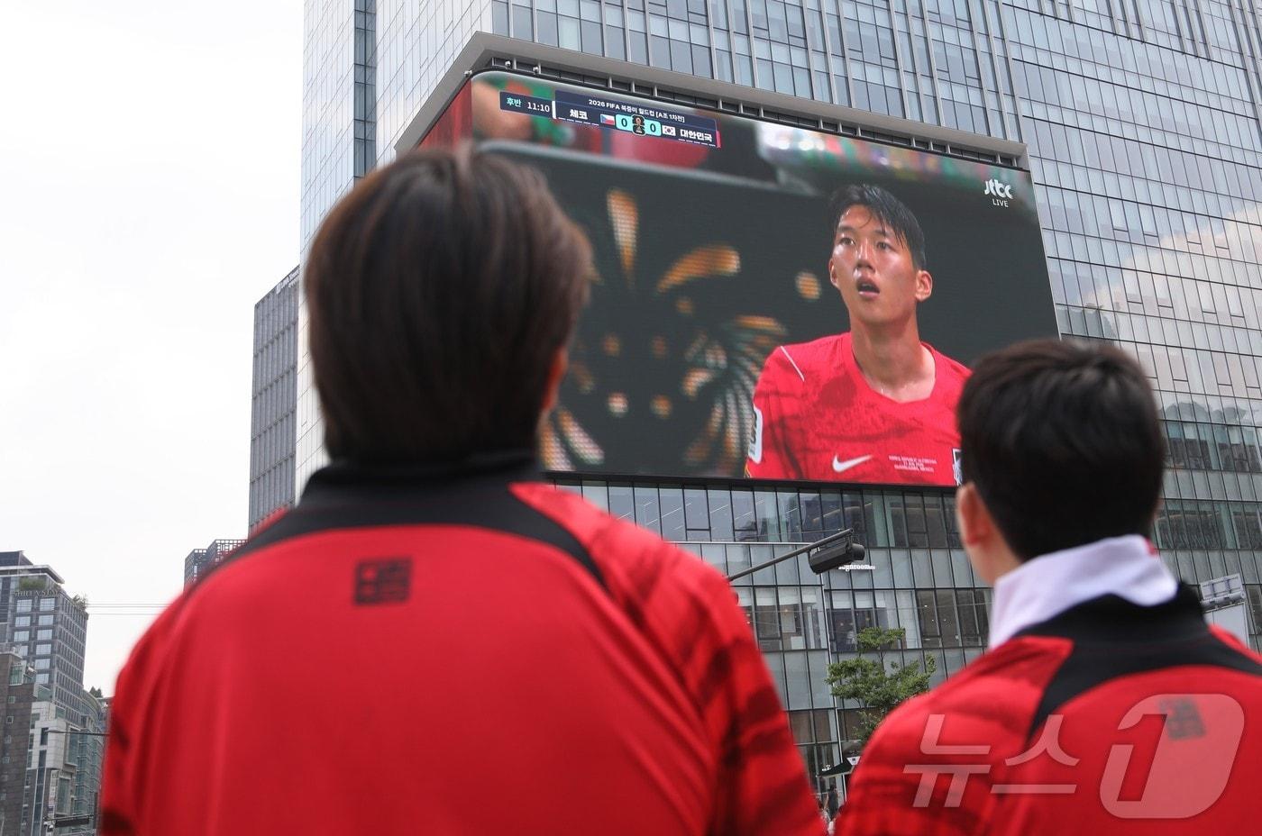 본문 이미지 - 축구국가대표팀 공식 서포터즈 붉은악마를 비롯한 시민들이 12일 서울 종로구 광화문광장에서 2026 북중미월드컵 A조 조별리그 1차전 대한민국과 체코의 경기를 대형 화면으로 지켜보고 있다. 2026.6.12 ⓒ 뉴스1 권대옥 수습기자