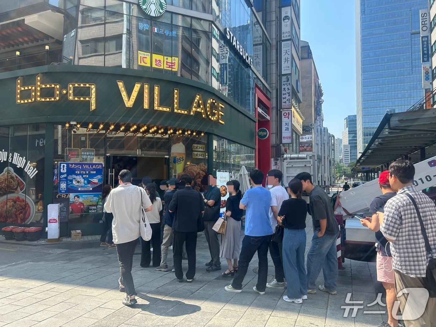 본문 이미지 - 12일 북중미 월드컵 체코전을 앞두고 서울 종로구 BBQ로 사람들이 들어가는 모습. 2026.6.12 ⓒ 뉴스1 이동건 수습기자
