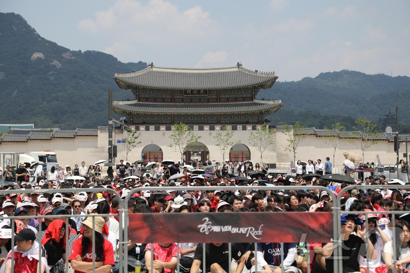 본문 이미지 - 축구국가대표팀 공식 서포터즈 붉은악마를 비롯한 시민들이 12일 서울 종로구 광화문광장에서 2026 북중미월드컵 A조 조별리그 1차전 대한민국과 체코의 경기를 응원하고 있다. 2026.6.12 ⓒ 뉴스1 권대옥 수습기자