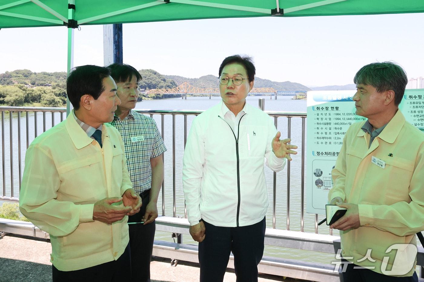 본문 이미지 - 박완수 경남지사(가운데)가 12일 창원 칠서취수장에서 녹조 발생에 따른 대응 상황을 점검하고 있다.(경남도 제공. 재판매 및 DB금지)