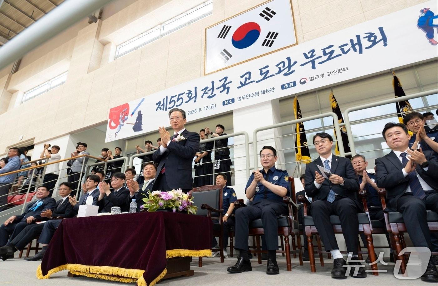 본문 이미지 - 정성호 법무부 장관이 12일 충북 법무연수원 진천본원 체육관에서 '제55회 전국 교도관 무도대회'에서 출전 선수들을 응원하고 있다.(법무부 제공)