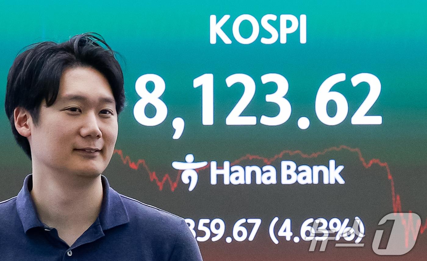 본문 이미지 - 12일 오후 서울 중구 하나은행 본점 딜링룸에 종가가 나오고 있다.  2026.6.12 ⓒ 뉴스1 안은나 기자