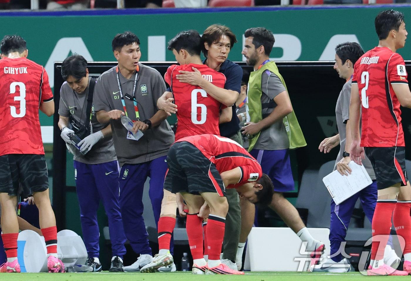 본문 이미지 - 홍명보 대한민국 축구국가대표팀 감독과 황인범.  ⓒ 뉴스1 임세영 기자