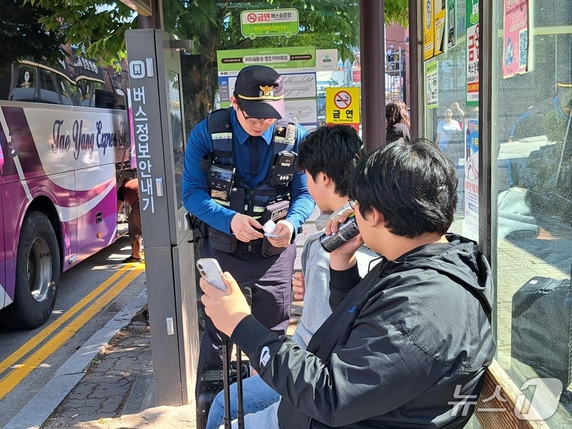 본문 이미지 - 충북경찰청 광역예방순찰대 보이스피싱 범죄 피해 예방 홍보 활동.(충북경찰청 제공. 재판매 및 DB금지)/뉴스1