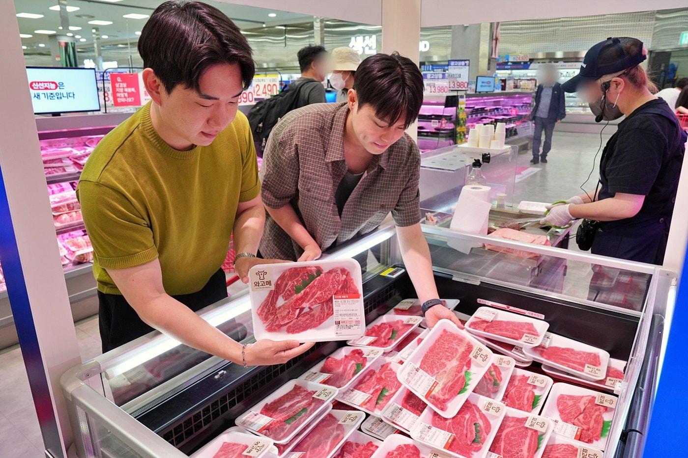 본문 이미지 - 서울시 중구에 위치한 롯데마트 제타플렉스 서울역점에서 퀸즐랜드산 '와고메 와규'를 홍보하는 모습.(롯데마트 제공)