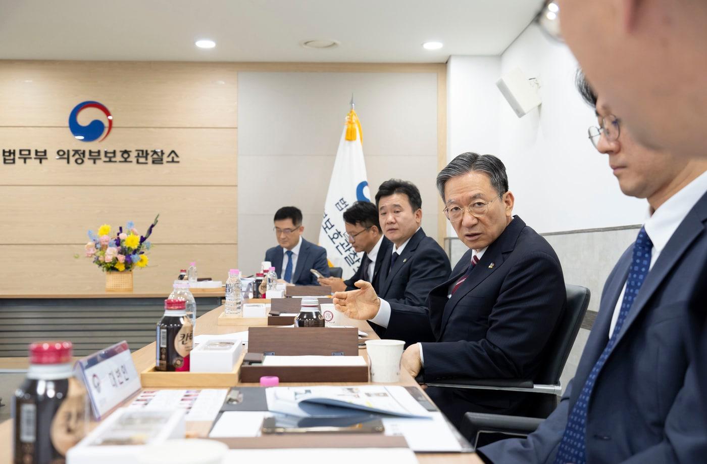 본문 이미지 - 정성호 법무부 장관이 12일 오후 경기 의정부보호관찰소에서 직원들과 간담회를 하고 있다. (법무부 제공) 2026.6.12