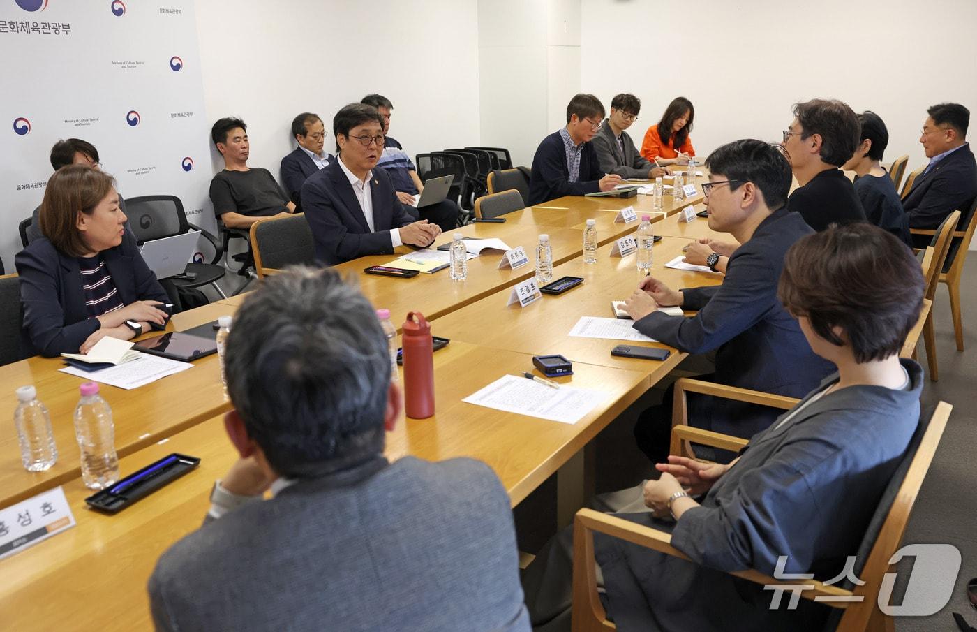 본문 이미지 - 현장에서는 AI를 단순한 제작 도구가 아니라 산업 구조와 인력 양성 방식을 동시에 바꾸는 변수로 규정했고, 제작지원 개편과 교육혁신, 고용 보완, 제도 정비를 함께 추진해야 한다는 주문이 이어졌다.