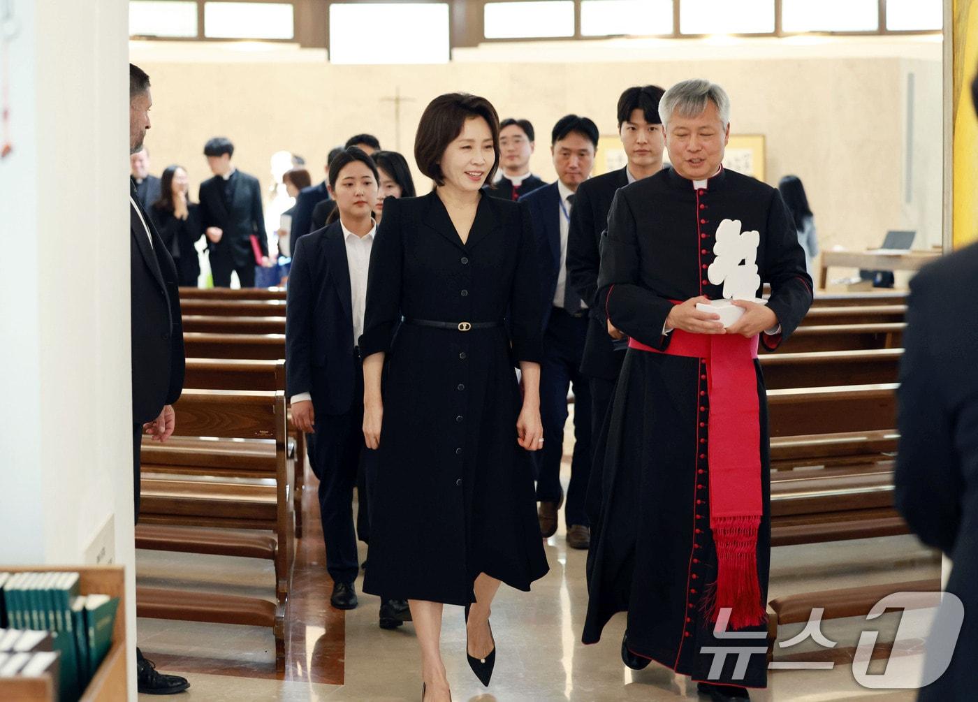 본문 이미지 - 김혜경 여사가 12일(현지시간) 이탈리아 로마 한인신학원에서 열린 2027 서울 세계청년대회 관련 사제들과의 만남에서 기념촬영을 하기 위해 이동하고 있다. 2026.6.12 ⓒ 뉴스1 허경 기자