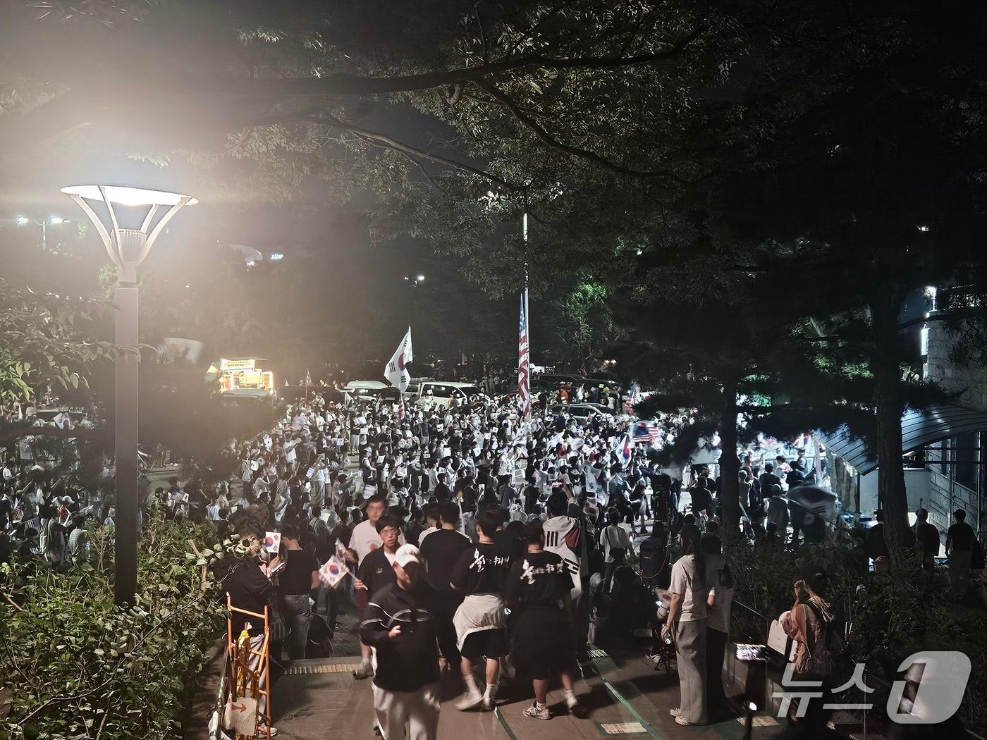 본문 이미지 - 제9회 전국동시지방선거 투표용지 부족 사태에 반발한 시민들이 12일 오후 10시 서울 송파구 올림픽공원 핸드볼경기장을 봉쇄하며 시위를 하고 있다. 2026.6.12 ⓒ 뉴스1 유채연 기자