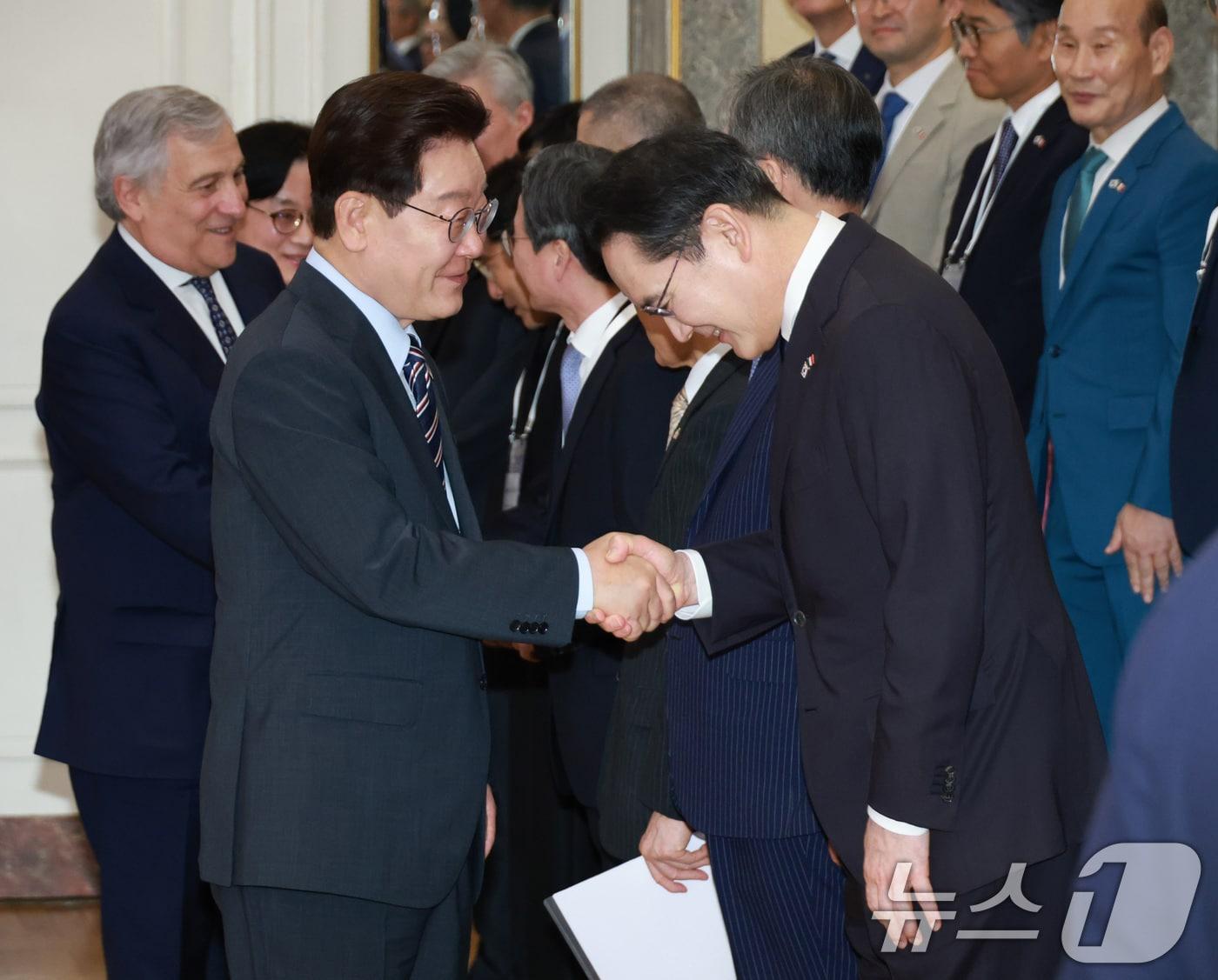 본문 이미지 - 이재명 대통령과 이재용 삼성전자 회장이 12일(현지시간) 이탈리아 로마 한 호텔에서 열린 비즈니스 라운드테이블에서 인사를 나누고 있다. 2026.6.13 ⓒ 뉴스1 허경 기자