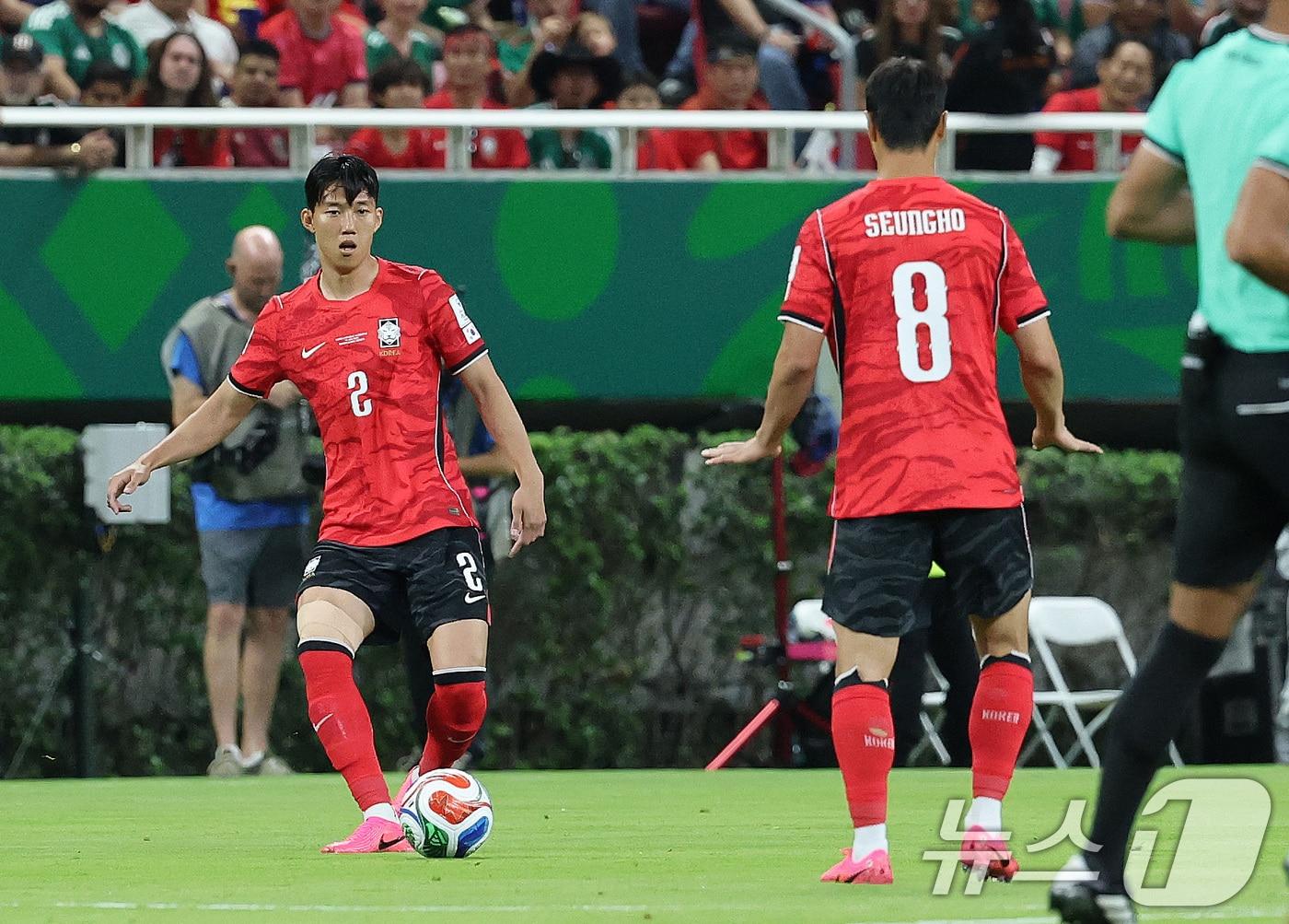 본문 이미지 - 대한민국 축구국가대표팀 이한범이 11일(현지시간) 멕시코 할리스코주 사포판 과달라하라 스타디움에서 열린 2026 북중미 월드컵 A조 조별리그 1차전 대한민국과 체코의 경기에서 백승호에게 패스를 하고 있다. 이날 경기는 대한민국이 체코를 상대로 2-1로 승리했다. 2026.6.13 ⓒ 뉴스1 임세영 기자