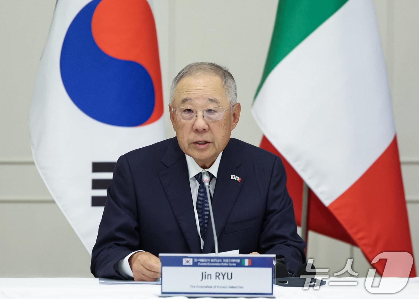 본문 이미지 - 류진 한국경제인협회 회장이 12일(현지시간) 이탈리아 로마 한 호텔에서 열린 비즈니스 라운드테이블에서 발언을 하고 있다. 2026.6.13 ⓒ 뉴스1 허경 기자