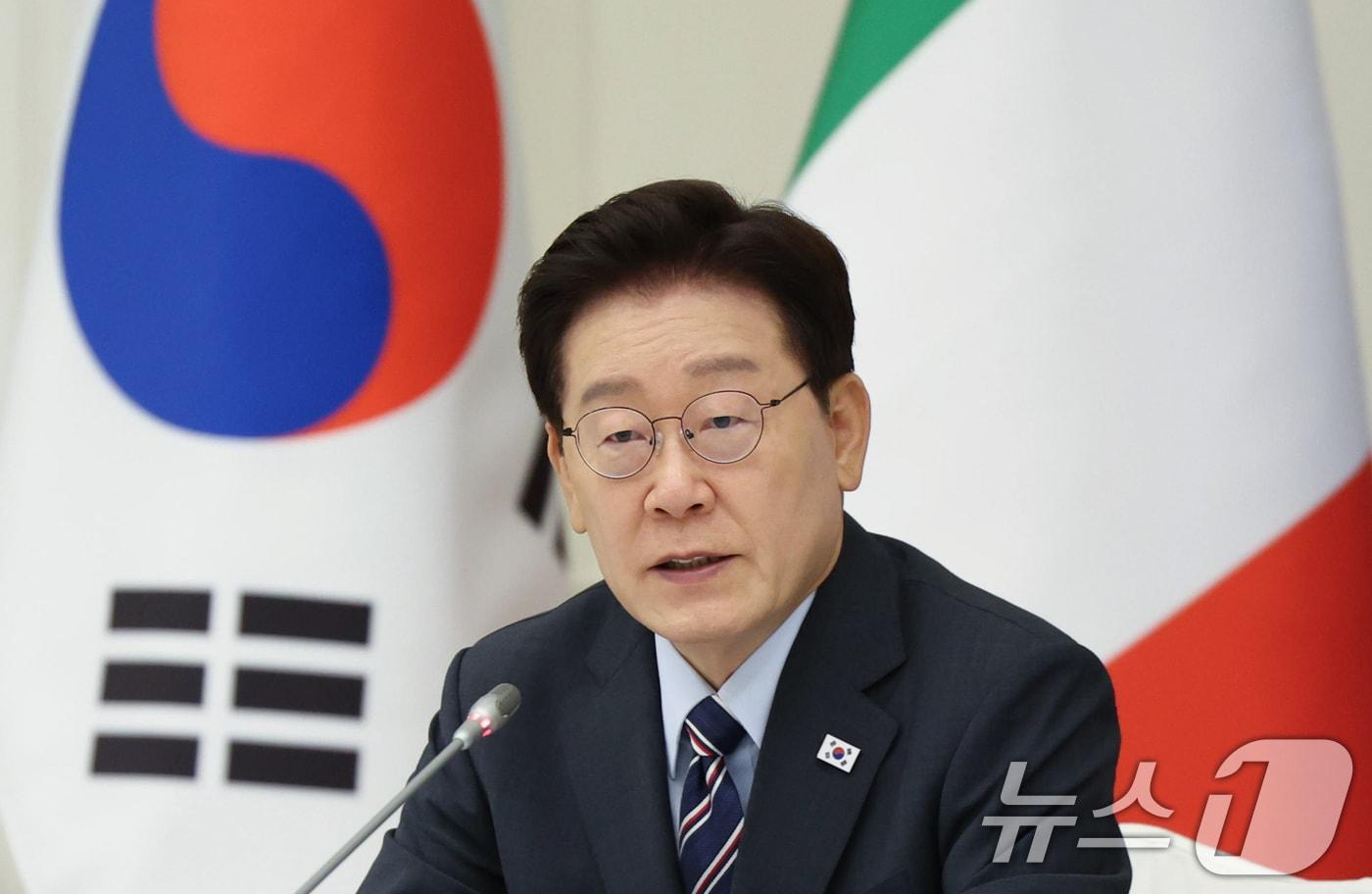본문 이미지 - 이재명 대통령이 지난 12일(현지시간) 이탈리아 로마 한 호텔에서 열린 비즈니스 라운드테이블에서 발언을 하고 있다. 2026.6.13 ⓒ 뉴스1 허경 기자