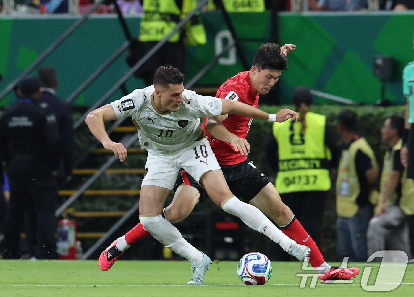 본문 이미지 - 대한민국 축구국가대표팀 김민재가11일(현지시간) 멕시코 할리스코주 사포판 과달라하라 스타디움에서 열린 2026 북중미 월드컵 A조 조별리그 1차전 대한민국과 체코의 경기에서 볼을 막아내고 있다. 이날 경기는 대한민국이 체코를 상대로 2-1로 승리했다. 2026.6.13 ⓒ 뉴스1 임세영 기자