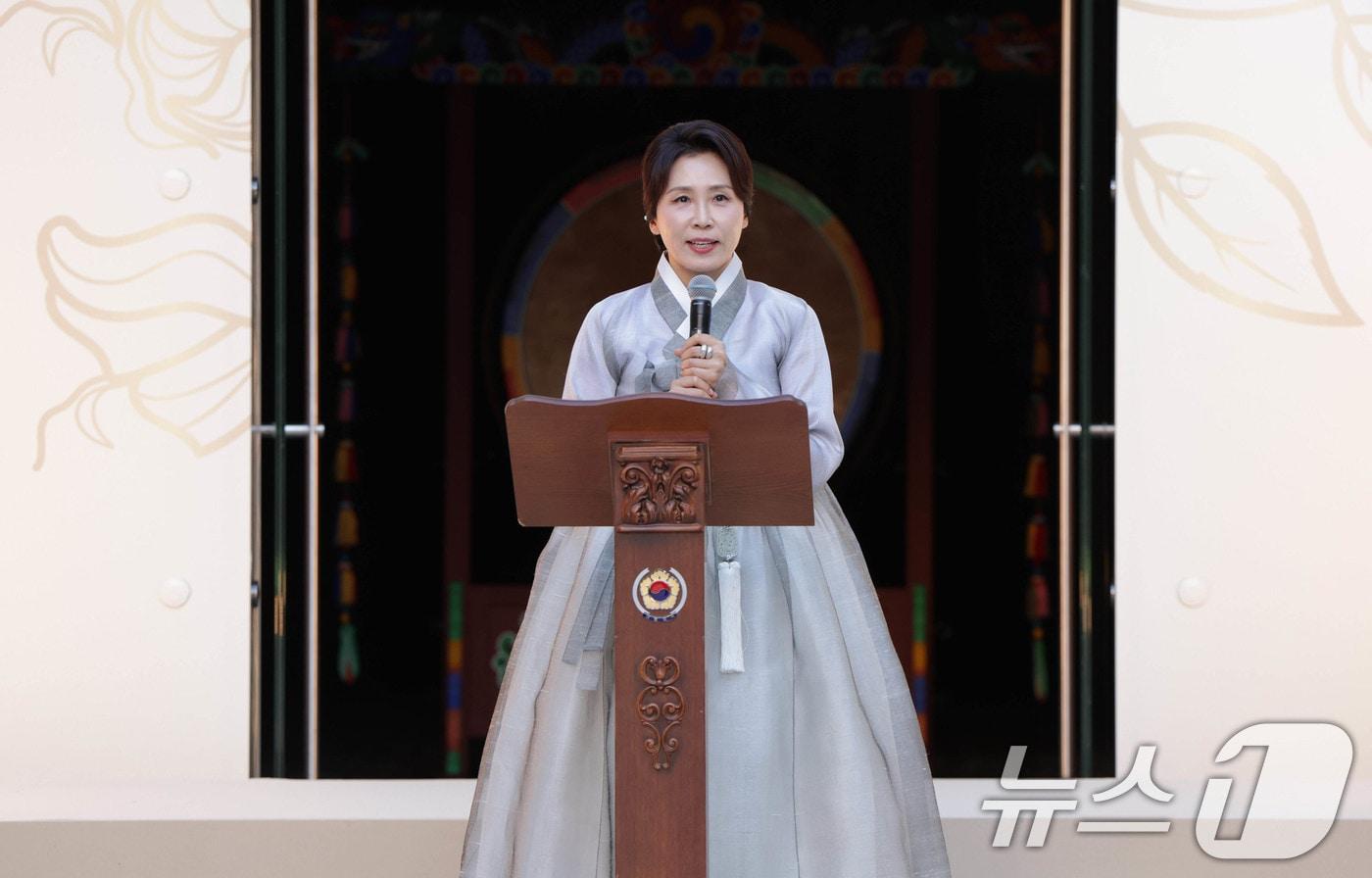 본문 이미지 - 김혜경 여사가 지난 12일(현지시간) 이탈리아 국립로마미술대에서 열린 창작한복 패션쇼에서 발언을 하고 있다. 2026.6.13 ⓒ 뉴스1 허경 기자