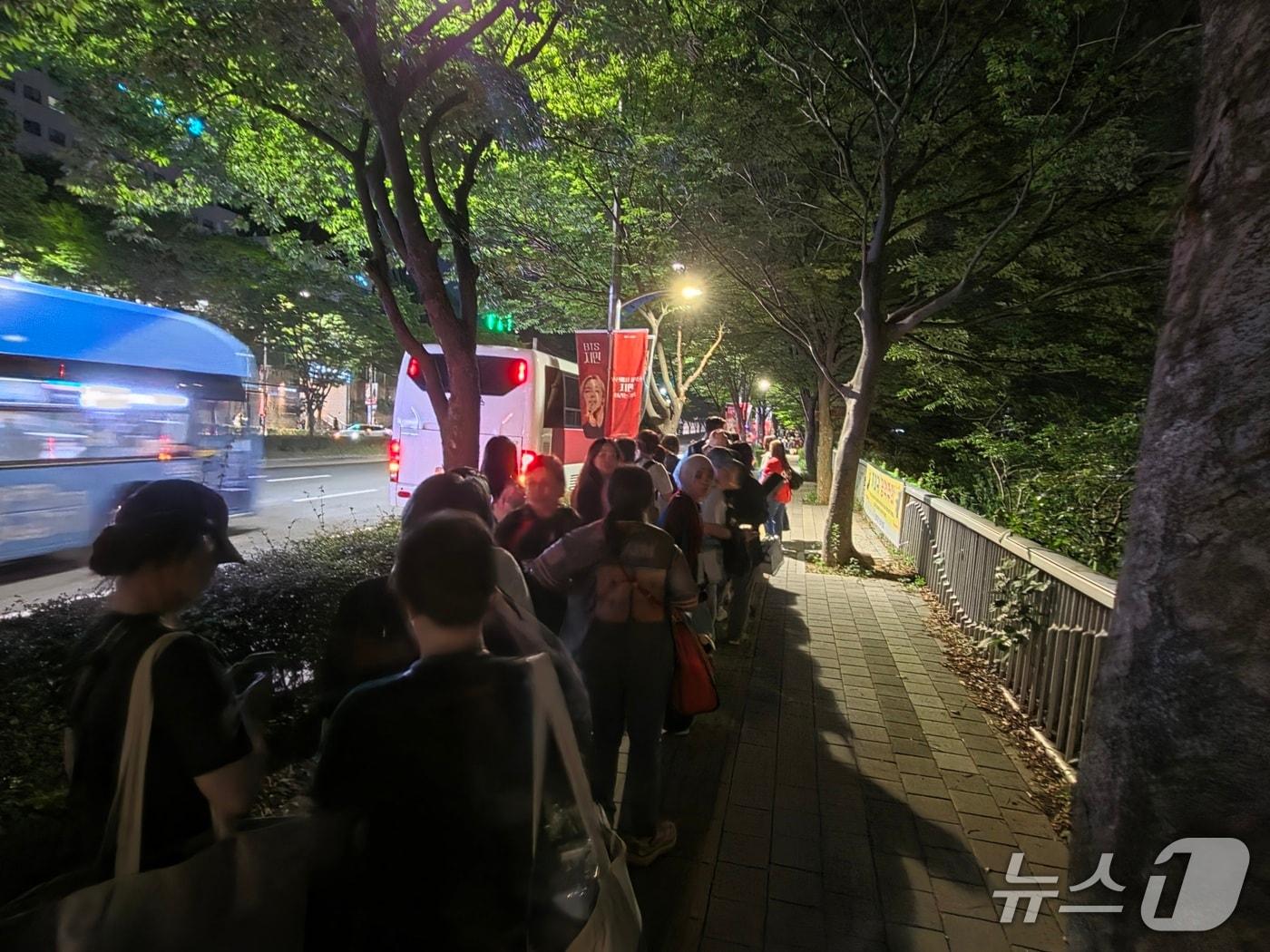 본문 이미지 - 전용 승하차 구역 부재와 오락가락하는 교통 통제로 인해 예약한 버스를 찾지 못하고 우왕좌왕하는 외국인 관광객들. 2026.6.12/뉴스1 ⓒ News1 임순택 기자