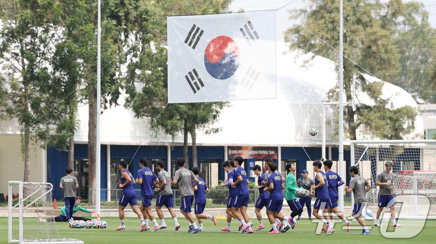 본문 이미지 - 한국 축구 국가대표팀 선수들이 12일(현지시간) 멕시코 과달라하라 인근 사포판에 위치한 베이스캠프 훈련장 치바스 바예 베르데에서 회복 훈련을 하고 있다. ⓒ 뉴스1 박지혜 기자