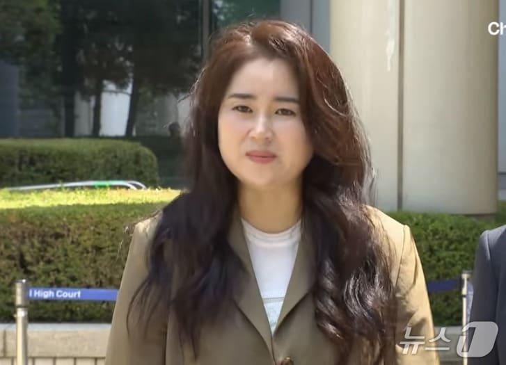 본문 이미지 -  윤석열 전 대통령 측 변호인인 김계리 변호사는 12일 북한무인기 침투 사건 에 대해 1심 재판부가  윤 전 대통령에게 징역 30년형을 선고하자 법원을 나오면서 "유죄가 선고될 것으로 한차례도 생각하지 않았다"며 울먹이는 모습. (채널 A 갈무리) ⓒ 뉴스1