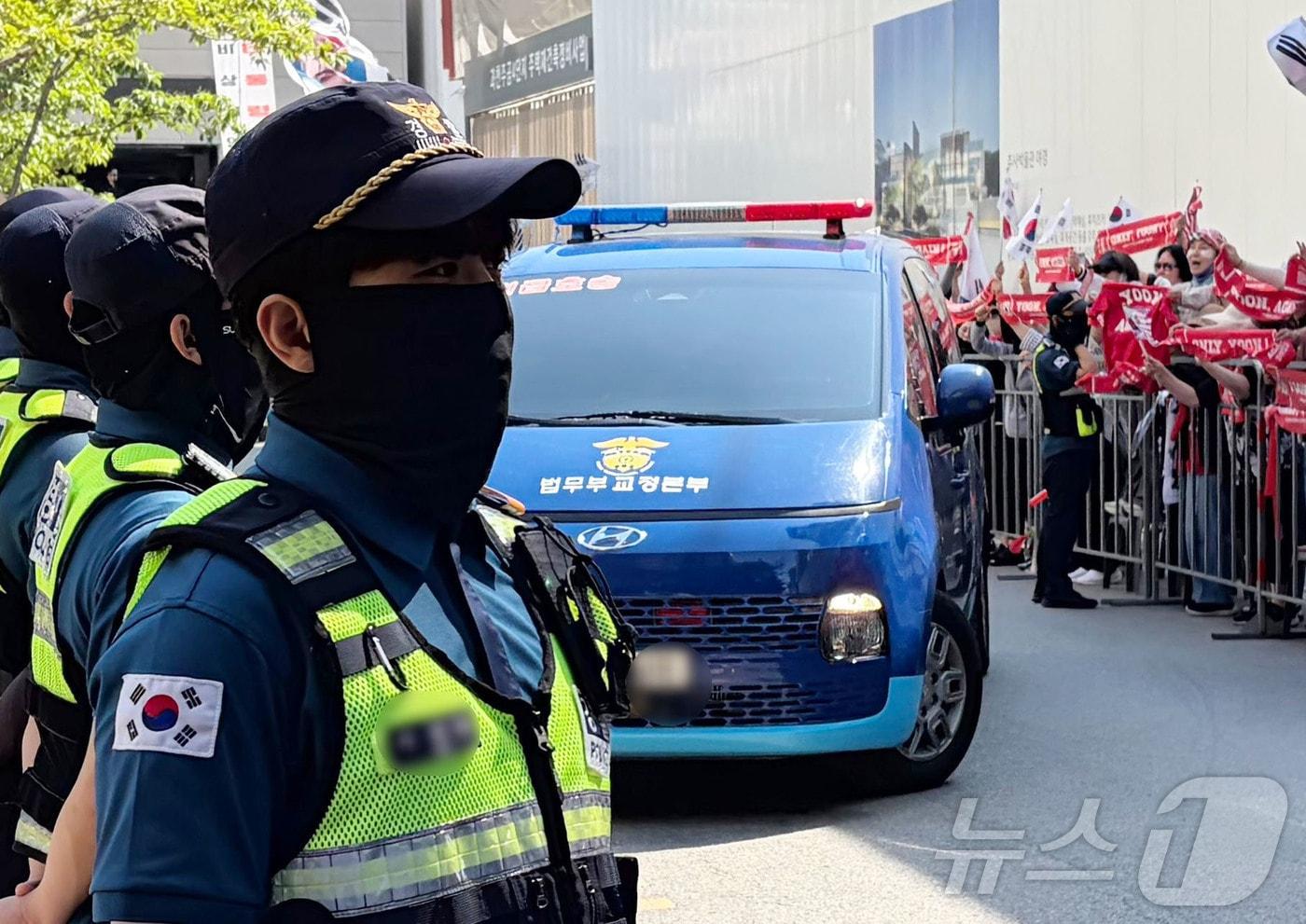 본문 이미지 - 13일 오전 윤석열 전 대통령이 법무부 호송차를 탑승한 채 경기 과천시 2차 종합특검팀(특별검사 권창영) 사무실에 들어서고 있다. 2026.6.13 ⓒ 뉴스1 김종훈 기자