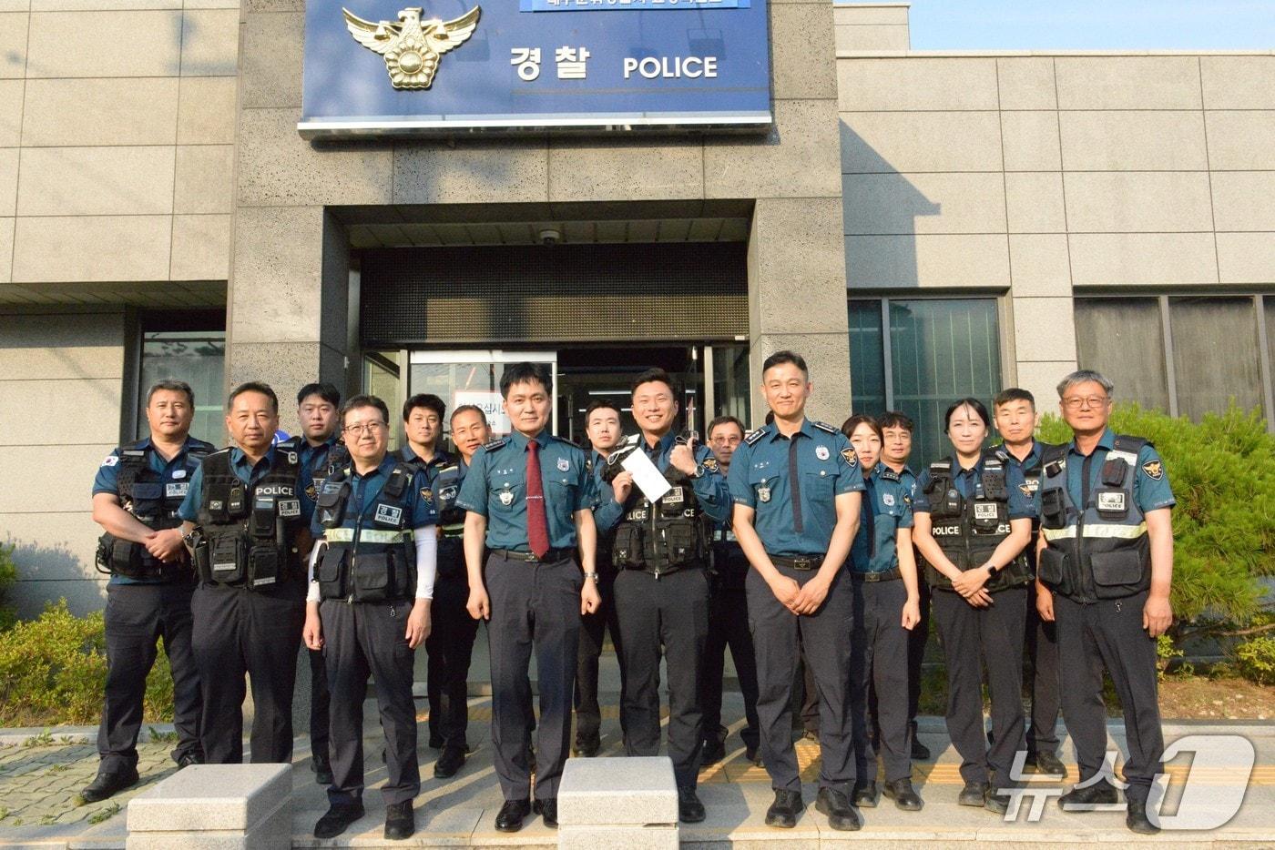 본문 이미지 -  대구 군위경찰서 관계자들이 효령파출소에서 중심지역관서 운영 현황을 점검한 뒤 기념사진을 촬영하고 있다.(대구 군위경찰서 제공. 재판매 및 DB금지)