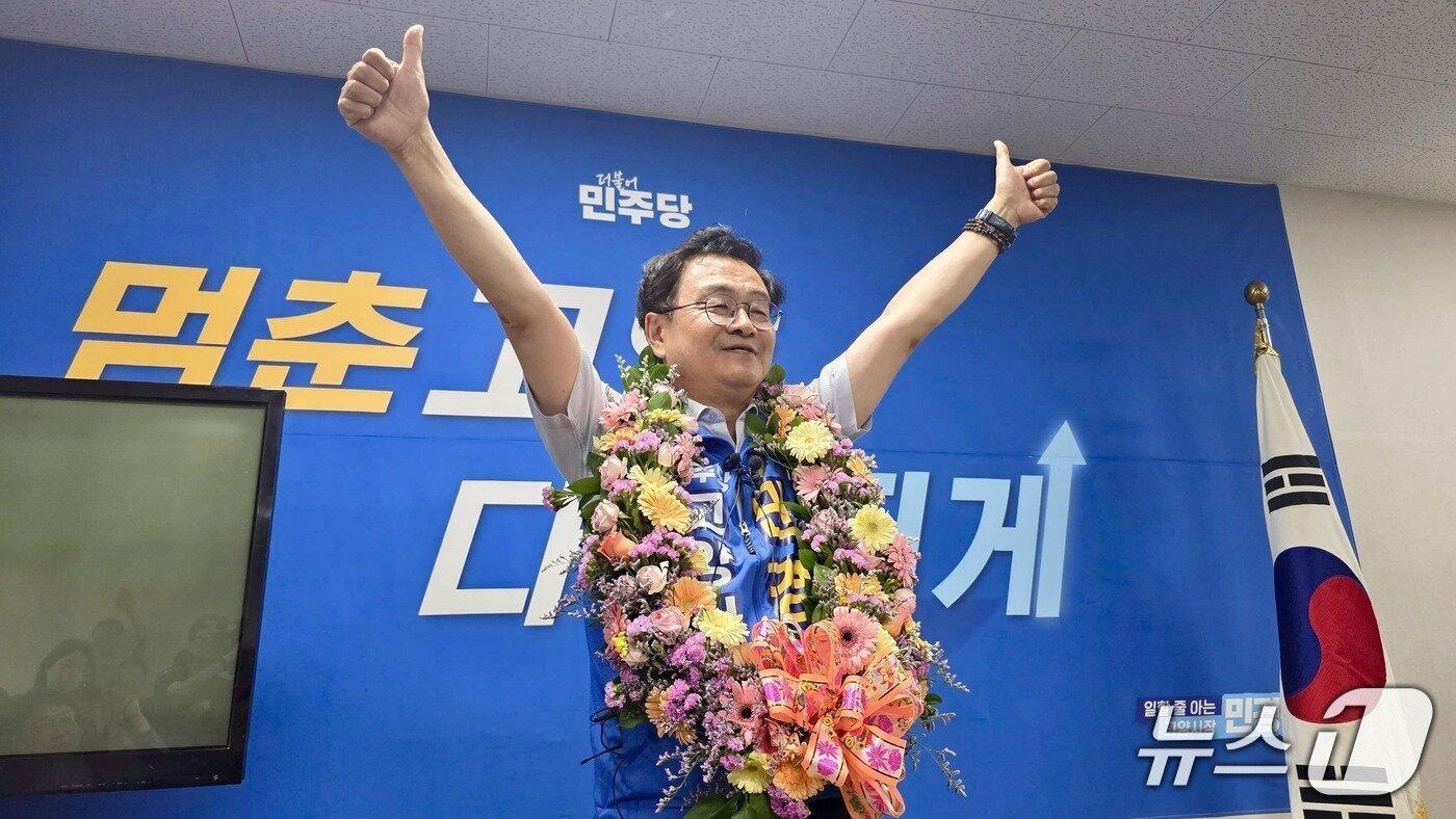 본문 이미지 - 지난 4일 오전 민경선 더불어민주당 고양시장 당선인이 선거사무소에서 당선을 축하하는 지지자들에게 인사하고 있다. (민경선 당선인 선거사무소 제공, 재판매 및 DB금지)