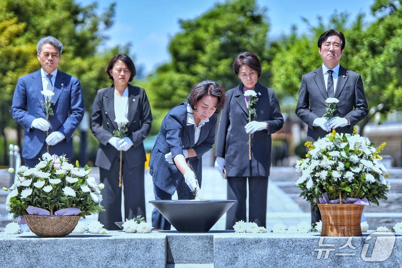 본문 이미지 - 추미애 경기도지사 당선인이 13일 경남 김해 봉하마을 고 노무현 전 대통령 묘역을 찾아 헌화·분향을 하고 있다.(추 당선인 측 제공. 재판매 및 DB금지)