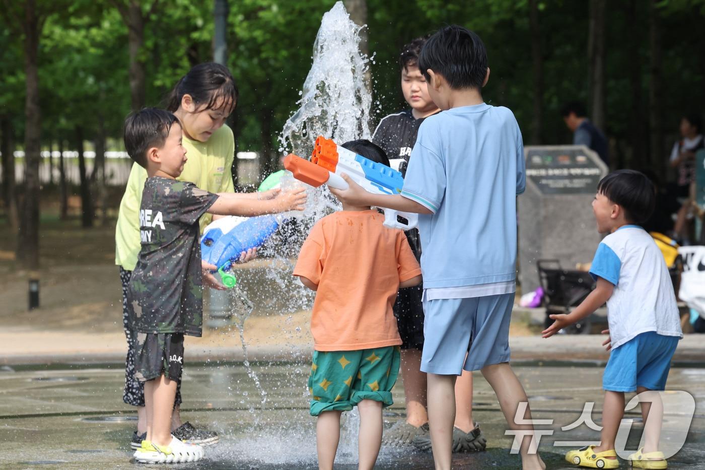 본문 이미지 - 낮 기온이 30도까지 오른 전남 담양군 죽녹원 인근의 바닥분수에서 나들이 온 아이들이 물놀이를 하고 있다. 2026.06.13ⓒ 뉴스1 박지현 기자