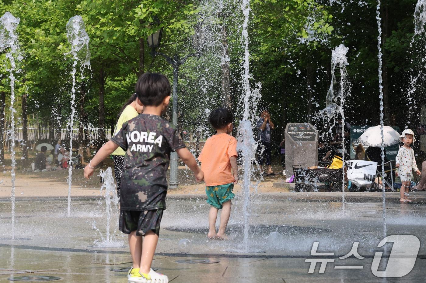 본문 이미지 - 전남 담양군 죽녹원 인근의 바닥분수에서 더위를 식히기 위한 나들이 온 아이들이 신나게 물놀이 하고 있다. ⓒ 뉴스1 박지현 기자