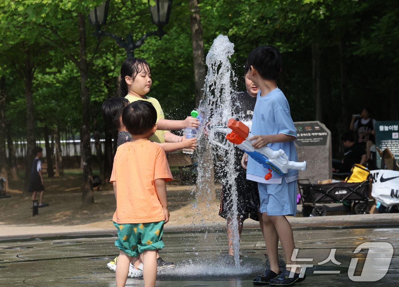 본문 이미지 - 낮 기온이 30도까지 오른 전남 담양군 죽녹원 인근의 바닥분수에서 더위를 식히기 위한 나들이 온 아이들이 신나게 물놀이 하고 있다. 2026.6.13 ⓒ 뉴스1 박지현 기자