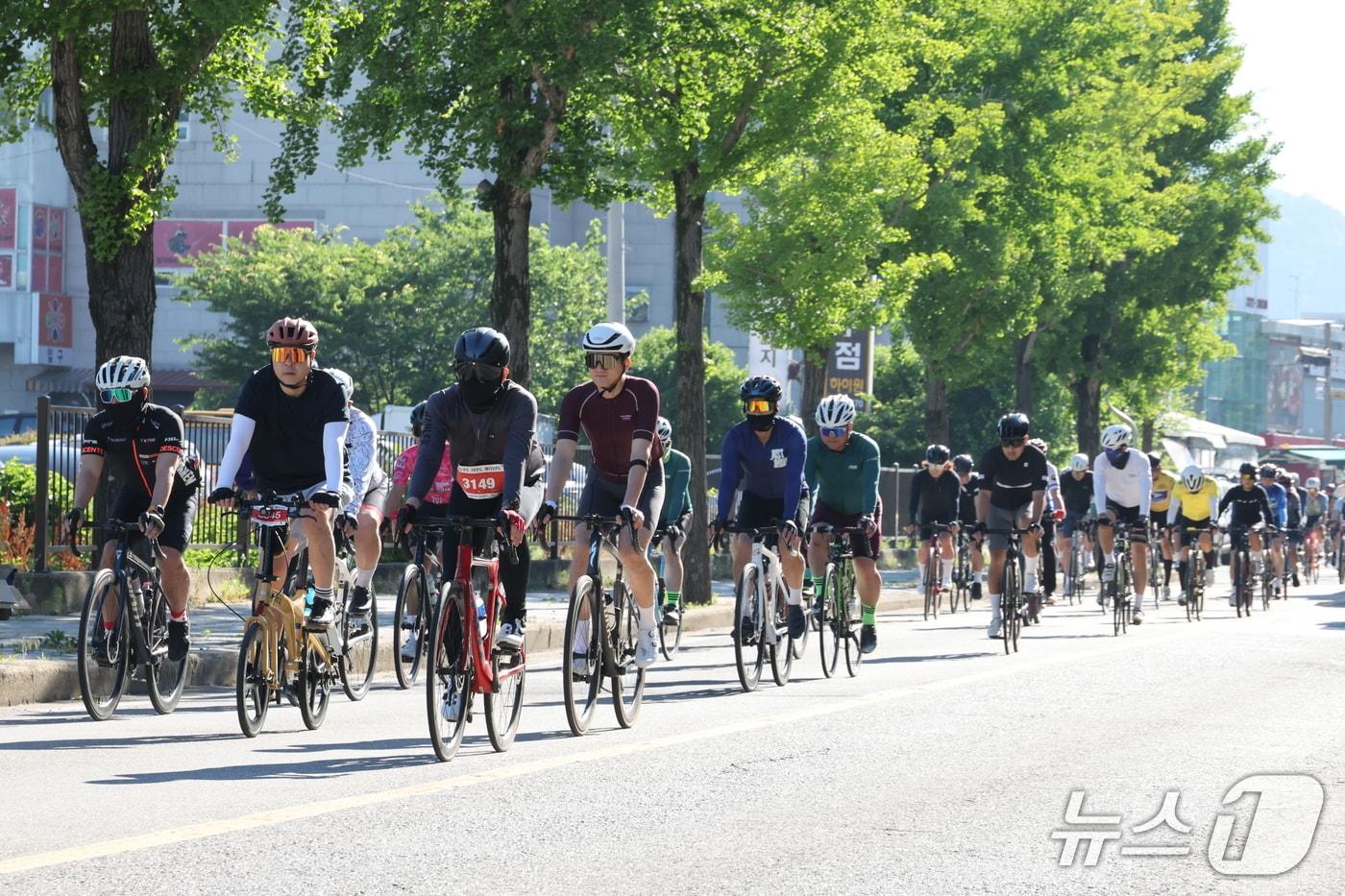 본문 이미지 - 13일 전북 무주군 일원에서 '2026 무주 그란폰도·메디오폰도 대회'가 개최된 가운데 참가자들이 질주하고 있다.(무주군 제공. 재판매 및 DB 금지)
