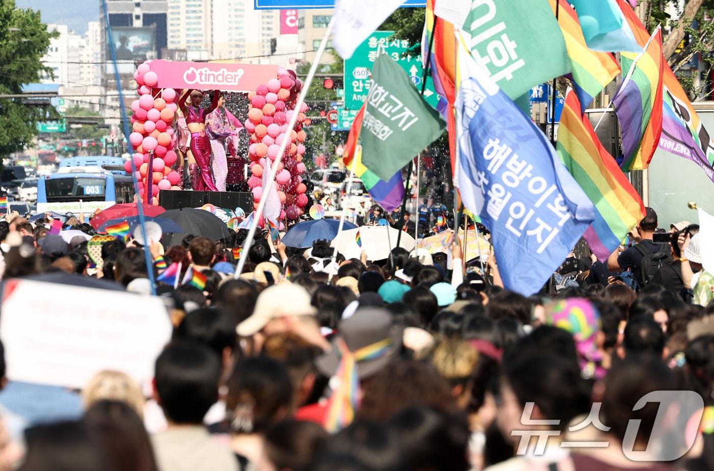 본문 이미지 - 13일 오후 서울 중구 을지로 인근에서 열린 제27회 서울 퀴어 퍼레이드 참가자들이 종로 방향으로 행진하고 있다. 2026.6.13 ⓒ 뉴스1 최지환 기자