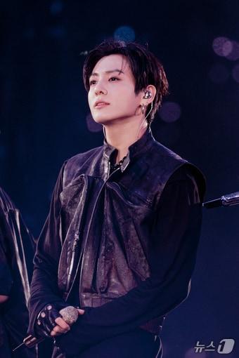 본문 이미지 - 그룹 방탄소년단(BTS) 정국이 부산시 연제구 아시아드주경기장에서 열린 'BTS 월드투어 아리랑 인 부산' 콘서트에서 환호하는 아미들을 바라보고 있다. (빅히트 뮤직(하이브) 제공. 재판매 및 DB 금지) 2026.6.13 ⓒ 뉴스1 권현진 기자