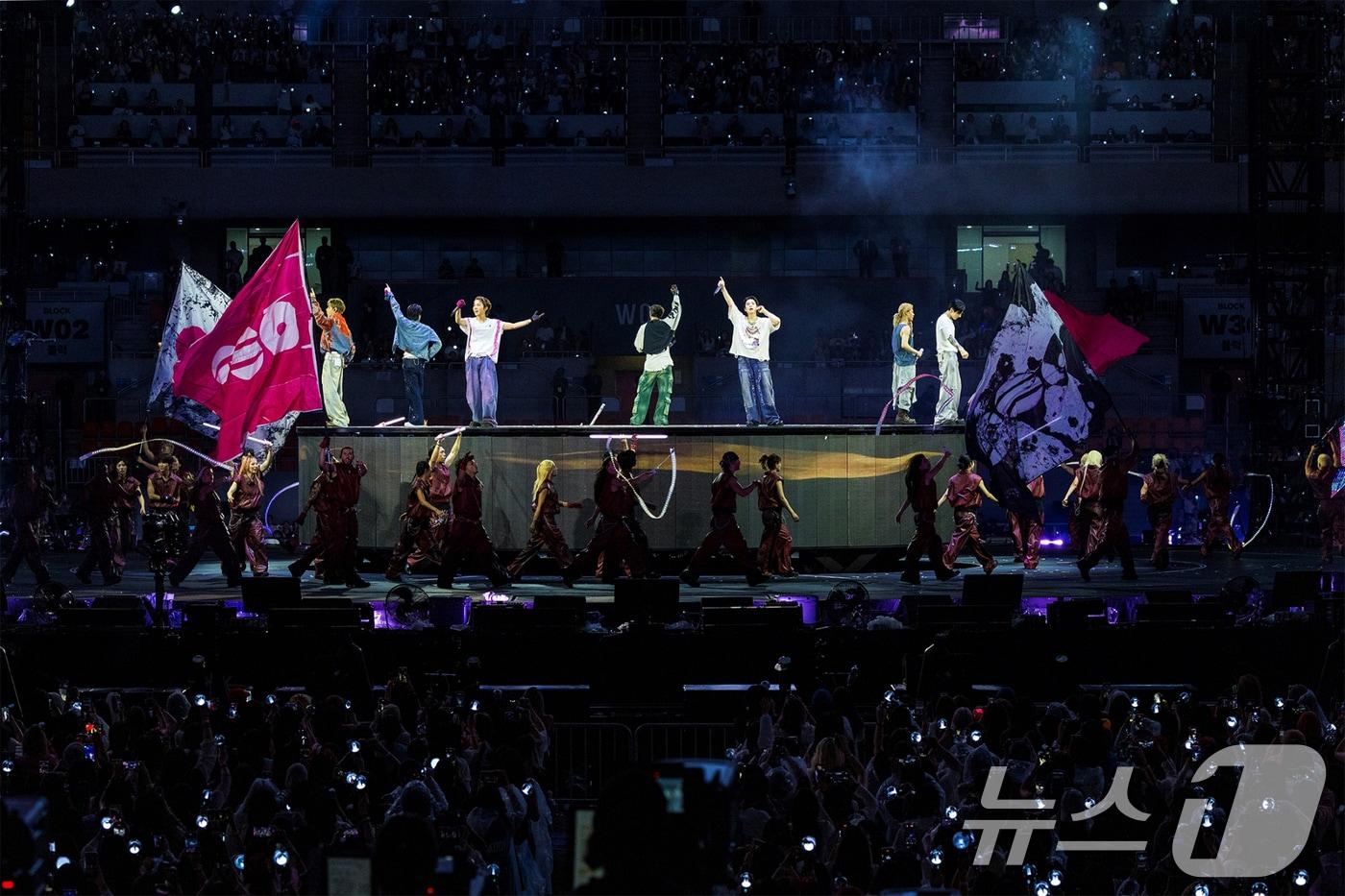 본문 이미지 - 그룹 방탄소년단(BTS)이 13일 오후 부산시 연제구 아시아드주경기장에서 열린 'BTS 월드투어 아리랑 인 부산' 콘서트에서 멋진 공연을 선보이고 있다. (빅히트 뮤직(하이브) 제공. 재판매 및 DB 금지) 2026.6.13 ⓒ 뉴스1 권현진 기자