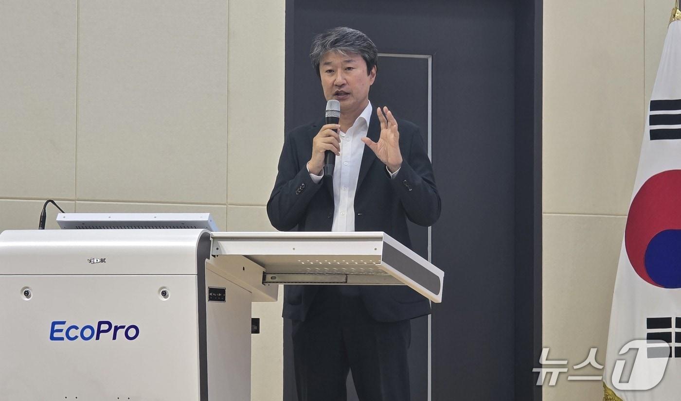 본문 이미지 - 송호준 에코프로 대표가 11일 산업통상부가 포항 에코프로비엠 캠퍼스에서 개최한 제조업 인공지능전환(M.AX) 현장 언론 공개 행사에서 인공지능(AI) 공정 도입을 설명하고 있다. (산업통상부 공동취재단 제공. 재판매 및 DB금지) 2026.6.13 /뉴스1