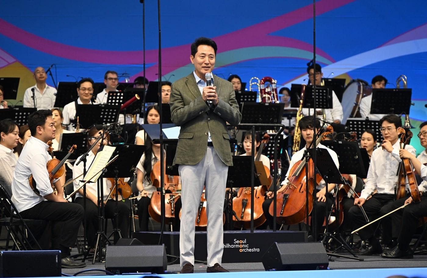 본문 이미지 - 오세훈 서울시장이 13일 여의도 한강공원에서 열린 '서울시향 강변음악회'에서 시민들에게 인사하고 있다.