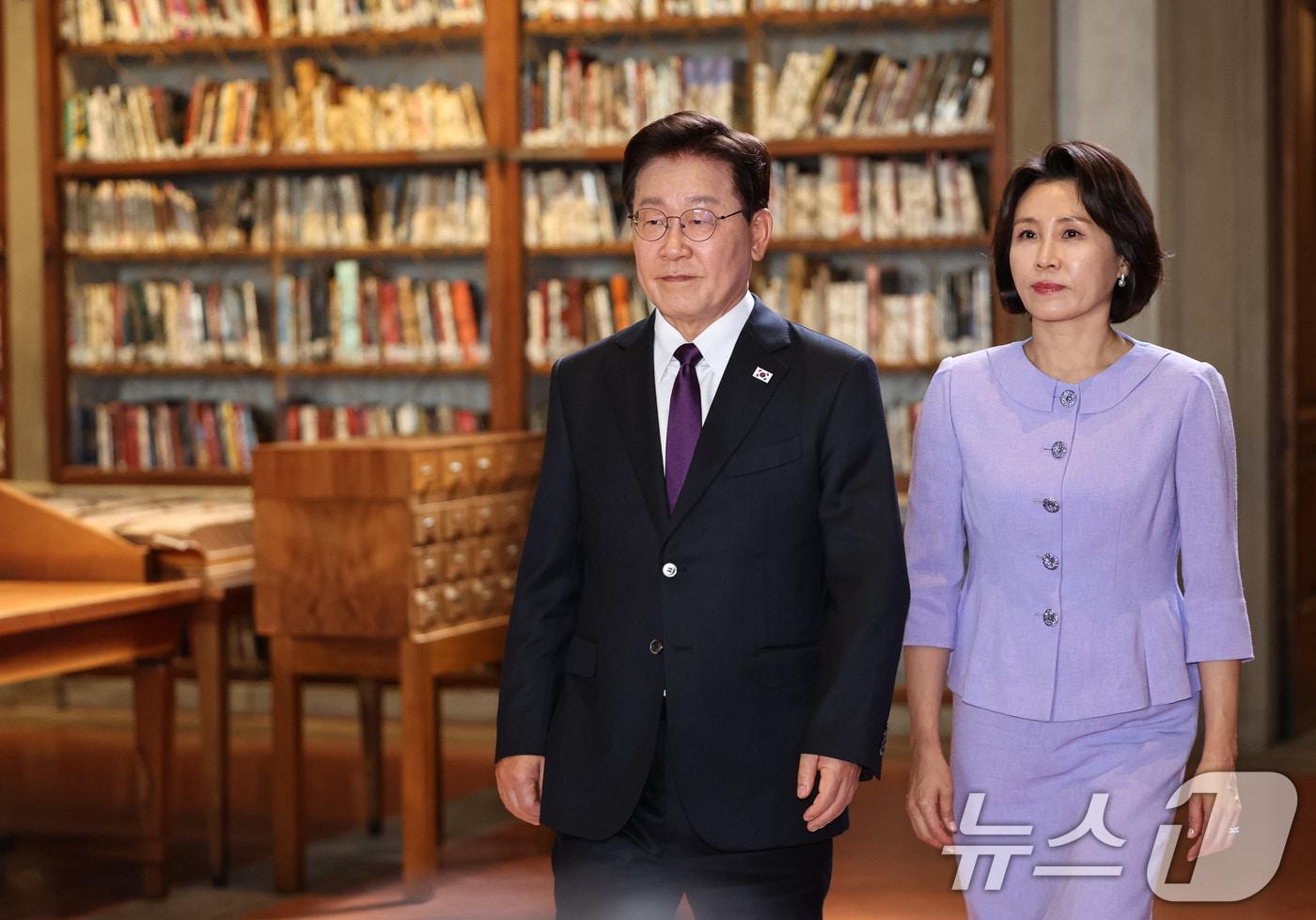 본문 이미지 - 이재명 대통령과 김혜경 여사가 13일(현지시간) 이탈리아 피렌체 우피치 미술관에 입장하고 있다. 2026.6.14 ⓒ 뉴스1 허경 기자