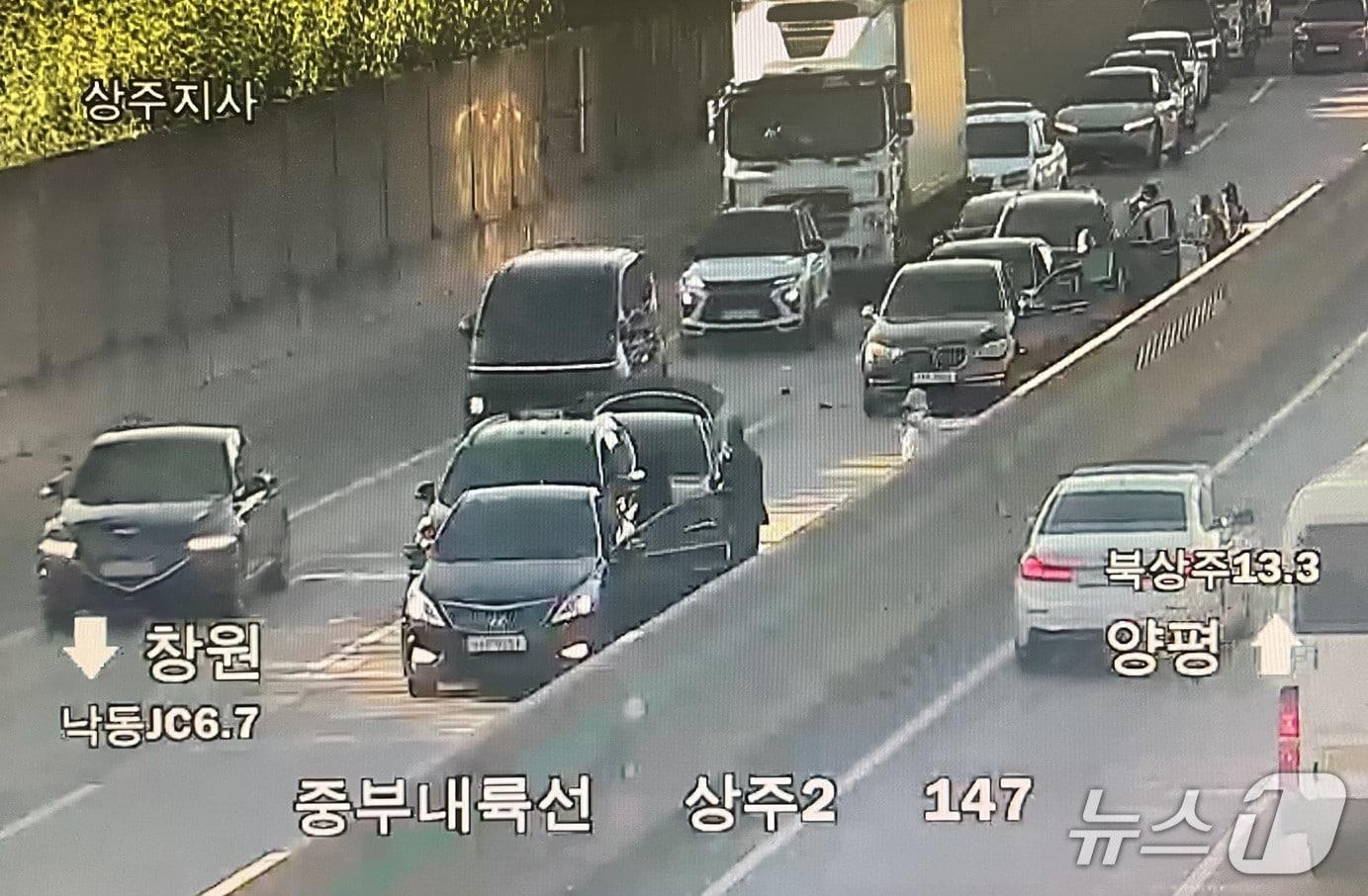 본문 이미지 - 13일 오후 8시 11분쯤 경북 상주시 헌신동 중부내륙고속도로 창원 방향 상주IC 인근에서 도로가 정체되면서 차량 10대가 잇따라 추돌하는 사고가 발생했다.(경북소방본부 제공. 재판매 및 DB 금지)2026.6.14/뉴스1