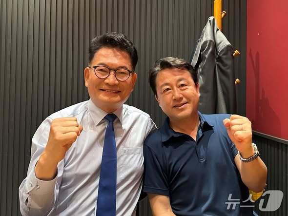 본문 이미지 -  송영길 더불어민주당 의원은 지난 13일 자신의 SNS에  용남 전 경기평택을 재선거 후보를 찾아 '다시 일어서자'고 격려한 사실을 공개했다. (SNS 갈무리) ⓒ 뉴스1