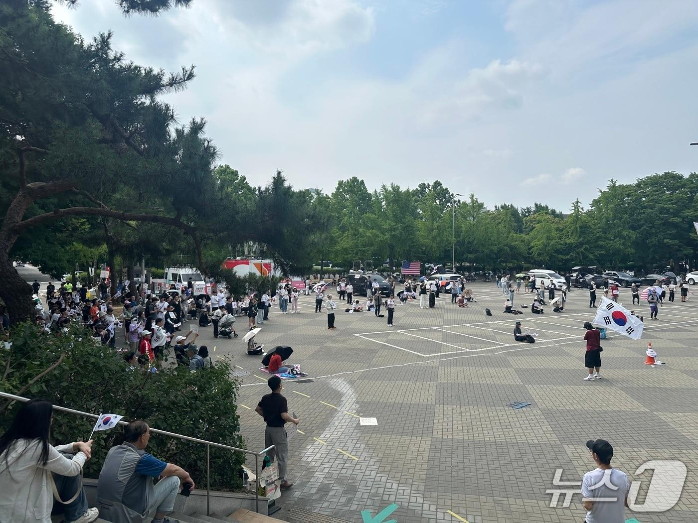 본문 이미지 - 14일 오전 서울 송파구 올림픽공원 핸드볼경기장에서 시위를 이어나가고 있는 시민들의 모습. 2026.6.14 ⓒ 뉴스1 강서연 기자