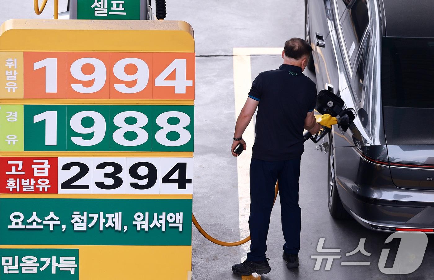 본문 이미지 - 서울 시내의 한 주유소에 유가정보가 표시돼 있다.2026.6.14 ⓒ 뉴스1 이호윤 기자