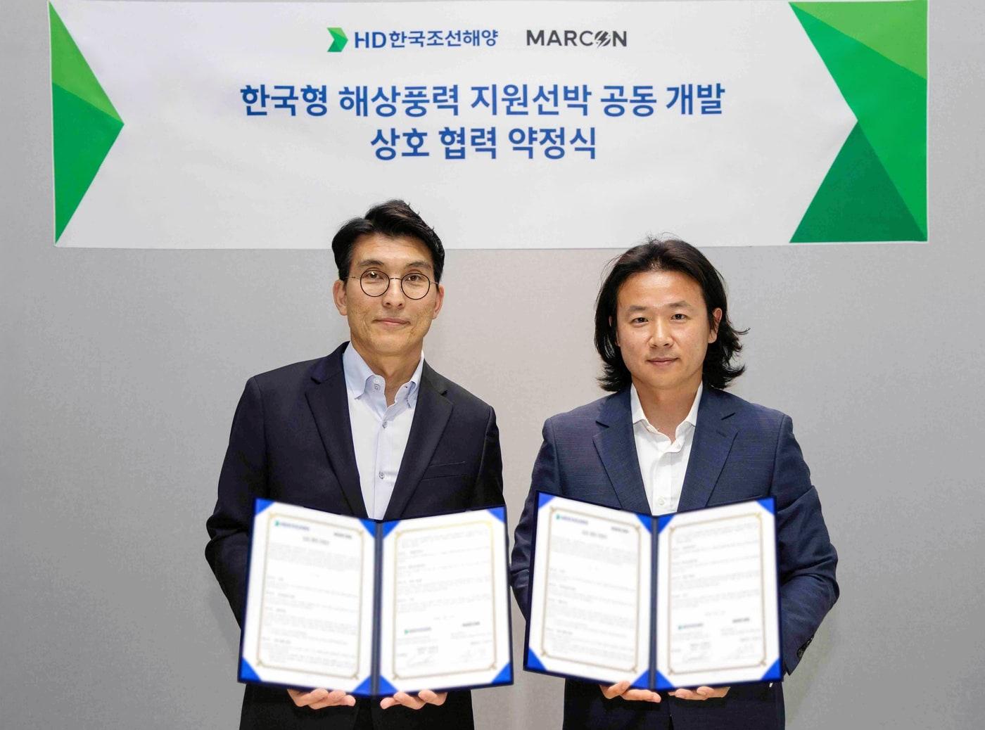 본문 이미지 -  HD한국조선해양은 10일 판교 글로벌R&D센터에서 말콘(MARCON LC)社와 한국형 해상풍력 지원 선박 공동 개발을 위한 상호 협력 약정을 체결했다. 김민국 HD한국조선해양 상무(왼쪽), 이준석 말콘 대표.(HD현대제공)