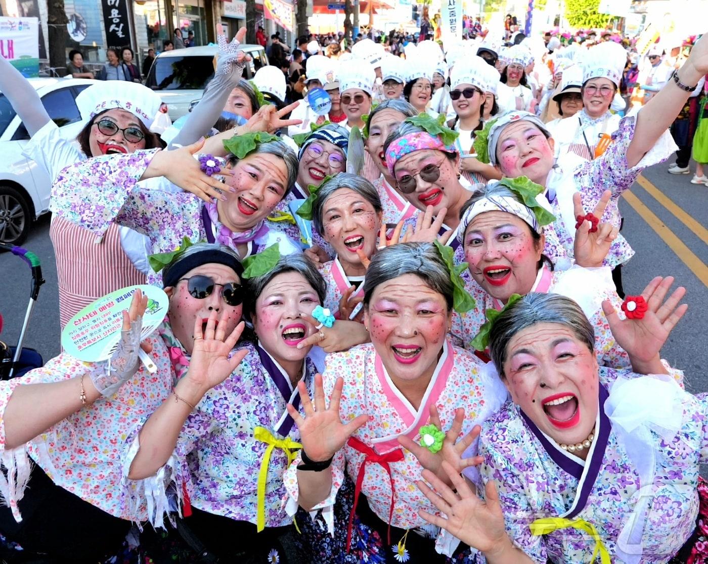본문 이미지 - 27회 음성품바축제 길놀이 퍼레이드(음성군 제공. 재판매 및 DB금지)