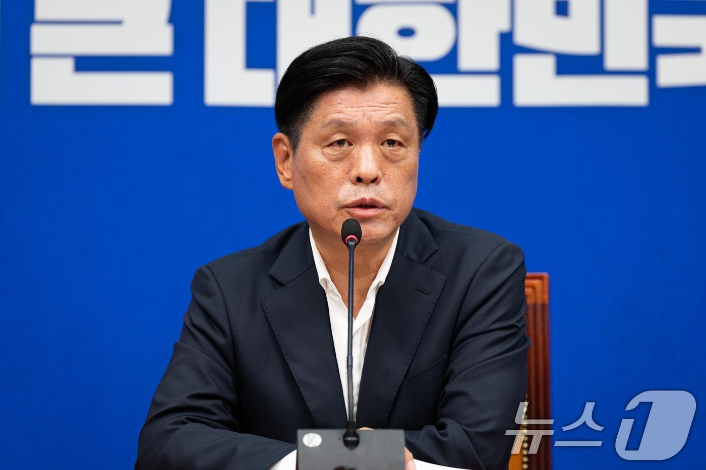 본문 이미지 - 조승래 더불어민주당 사무총장이 14일 서울 여의도 국회에서 열린 당무 현안 관련 기자간담회에서 모두 발언을 하고 있다. 2026.6.14 ⓒ 뉴스1 유승관 기자