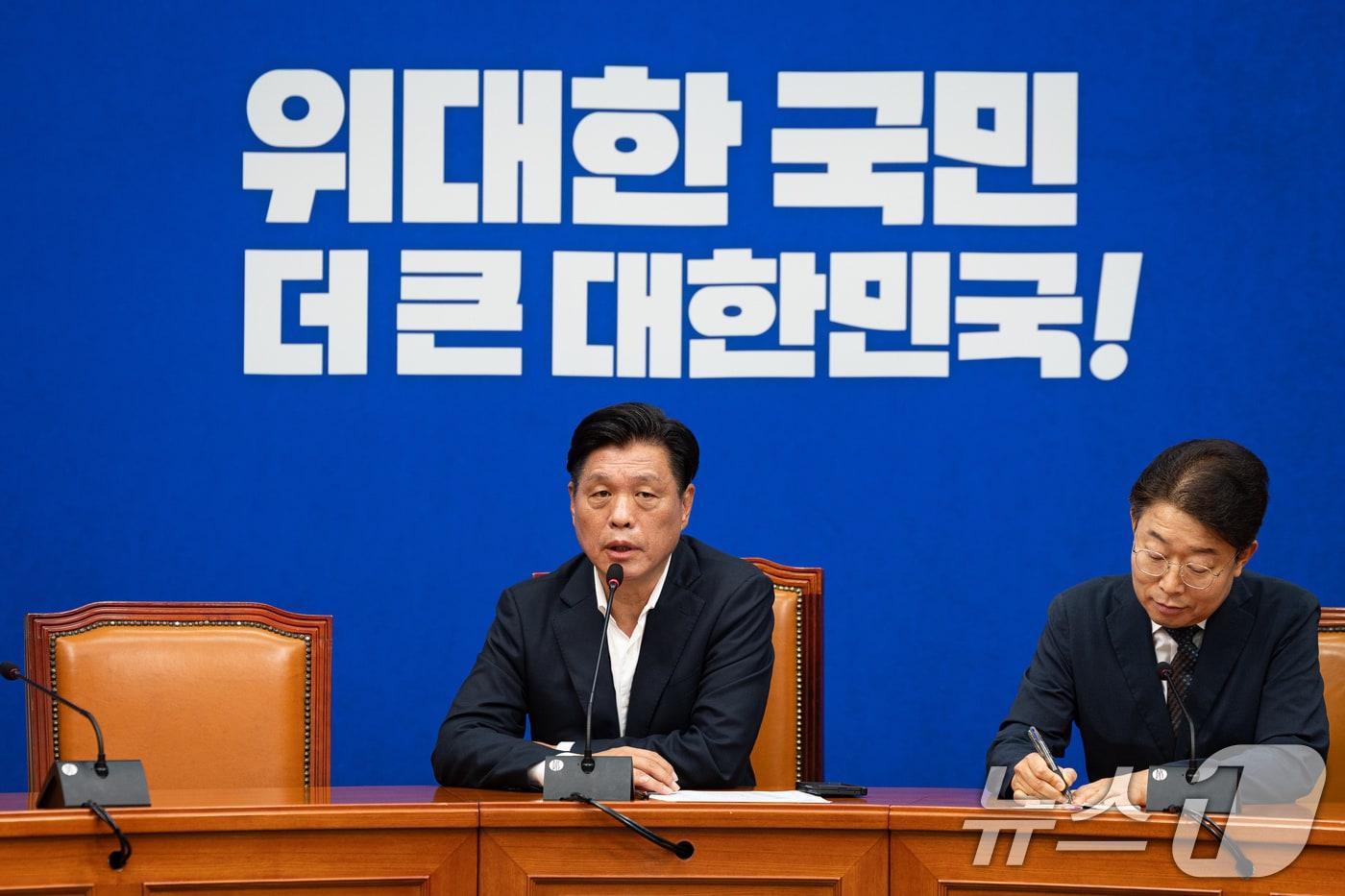 본문 이미지 - 조승래 더불어민주당 사무총장이 14일 서울 여의도 국회에서 열린 당무 현안 관련 기자간담회에서 모두 발언을 하고 있다. 2026.6.14 ⓒ 뉴스1 유승관 기자
