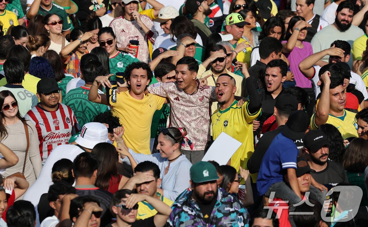 본문 이미지 - 13일(현지시간) 멕시코 과달라하라 시내에서 운영 중인 2026 국제축구연맹(FIFA) 북중미 월드컵 FIFA 팬 페스티벌 광장에서 전 세계 축구 팬들과 지역 주민들이 브라질과 모로코의 조별리그 경기를 관람하고 있다.2026.6.14 ⓒ 뉴스1 박지혜 기자