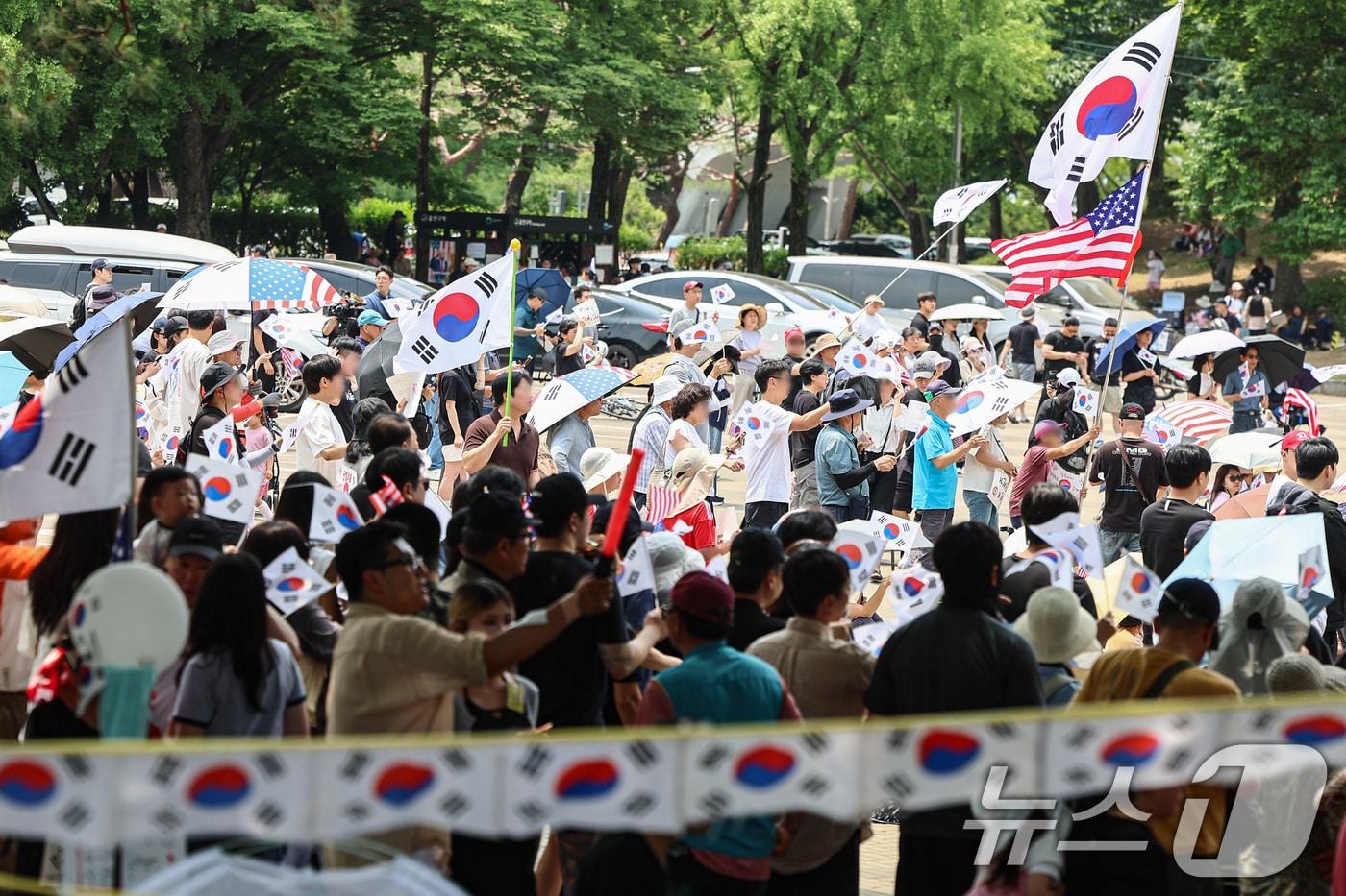 본문 이미지 - 6·3 지방선거 투표용지 부족 사태에 반발한 시민들이 14일 서울 송파구 올림픽공원 핸드볼경기장 개표소 앞에 모여 재선거를 요구하는 구호를 외치고 있다. 2026.6.14 ⓒ 뉴스1 김도우 기자