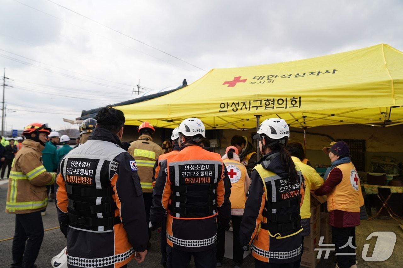 본문 이미지 - 대한적십자사는 법정 재난관리책임기관이자 구호지원기관으로서 각종 재난에서 구호기관을 지원한다.(대한적십자사 제공)