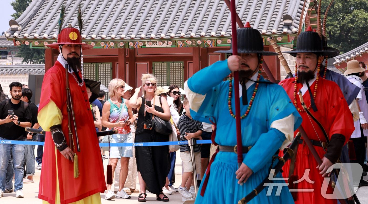 본문 이미지 -  서울 종로구 경복궁에서 한복을 입은 외국인 관광객들이 수문장 교대식을 관람하고 있는 모습. ⓒ 뉴스1 이호윤 기자