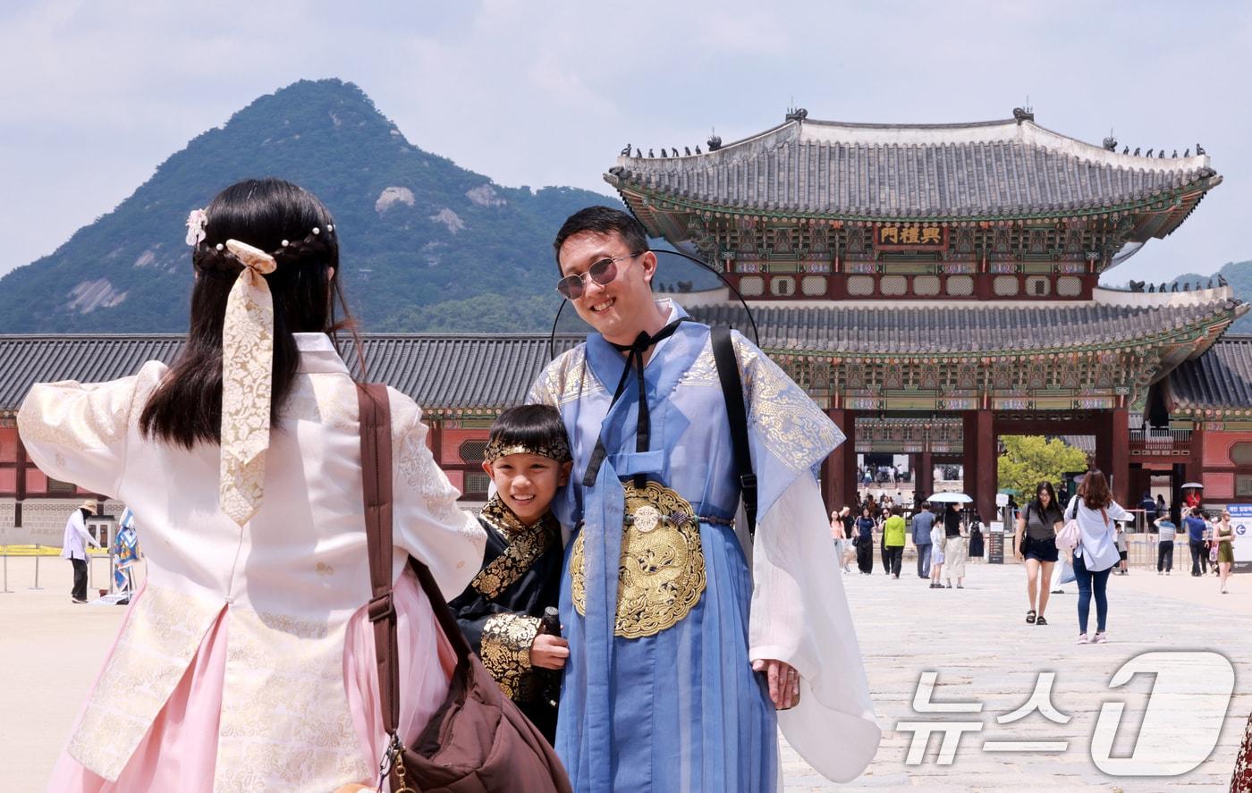 본문 이미지 - 서울 종로구 경복궁에서 한복을 입은 외국인 관광객들이 기념촬영을 하고 있다. 2026.6.14 ⓒ 뉴스1 이호윤 기자